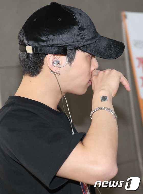 (김포공항=뉴스1) 권현진 기자 = 샤이니 종현이 제주도 SM 워크숍을 마친뒤 21일 김포공항으로 도착해 차로 이동하고 있다.