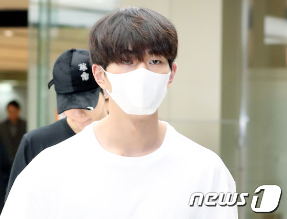 (김포공항=뉴스1) 권현진 기자 = 샤이니 온유가 제주도 SM 워크숍을 마친뒤 21일 김포공항으로 도착해 차로 이동하고 있다.