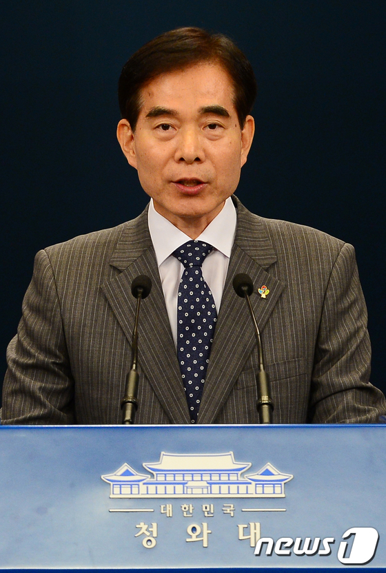 (서울=뉴스1) 이광호 기자 = 주영훈 대통령경호실장이 22일 오후 청와대 춘추관 대브리핑룸에서 경호실 특수활동비 절감 및 낮은 경호 관련 브리핑을 하고 있다.2017.6.22/뉴 …