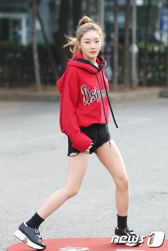 본문 이미지 - 가수 창하가 23일 오전 서울 여의도 KBS 신관 공개홀에서 열린 KBS2 '뮤직뱅크'(뮤뱅) 리허설을 하기 위해 방송국으로 들어서고 있다. ⓒ News1 권현진 기자