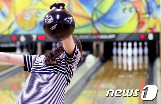 본문 이미지 - 볼링에서는 필요에 따라 보호대 착용으로 도움을 받을 수 있다. /뉴스1 DB ⓒ News1