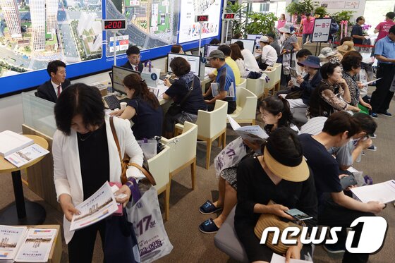 본문 이미지 - ‘6 ·19 부동산 대책’ 이후 오피스텔 첫 분양이 시작된 23일 경기 고양시 일산동구 '일산 한류월드 유보라 더스마트' 분양하우스가 인파로 북적 거리고 있다. 정부는 ‘6·19 부동산 대책‘에서 오피스텔에 주정대상 지역 확대에 따른 전매제한 강화와 금융규제 등을 적용 하지 않았다. 업계 관계자는 오피스텔은 분양권 거래가 자유롭고, 청약통장이 필요 없기 때문에 1순위나 재당첨 제한에도 적용되지 않아 투자자와 실수요자들의 인기가 예상된다고 밝혔다. 2017.6.23/뉴스1 ⓒ News1 황기선 기자