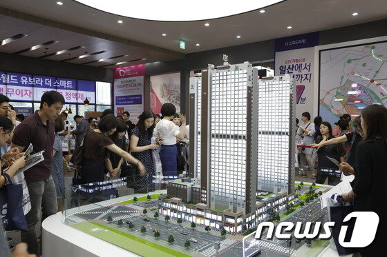 본문 이미지 - 지하 5층~지상 36층 3개 동으로 구성된 '일산 한류월드 유보라 더 스마트'. 단지 내에는 반도건설의 브랜드 사가 '카림 애미쥬 일산'이 들어선다.(사진=진희정 기자)ⓒ News1