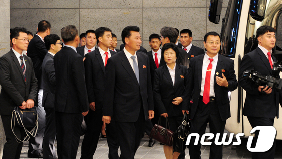 (전주=뉴스1) 문요한 기자 = 북한 주도의 국제태권도연맹(ITF) 시범단이 23일 오후 숙소인 전북 전주시 라마다호텔에 도착해 호텔로 들어가고 있다.2017.6.23/뉴스1