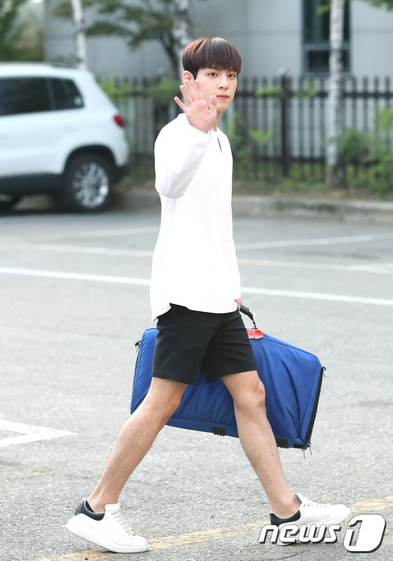 (서울=뉴스1) 권현진 기자 = 데이식스 원필이 23일 오전 서울 여의도 KBS 신관 공개홀에서 열린 KBS2 '뮤직뱅크'(뮤뱅) 리허설을 하기 위해 방송국으로 들어서며 인사를 하 …