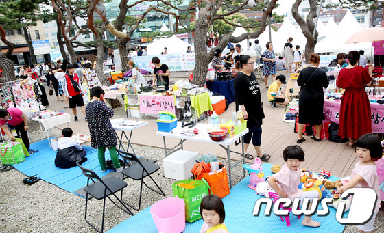 서산시청 앞 솔빛공원에서 24일 열린 행복서산 풀뿌랭이 나눔장터 모습 © News1
