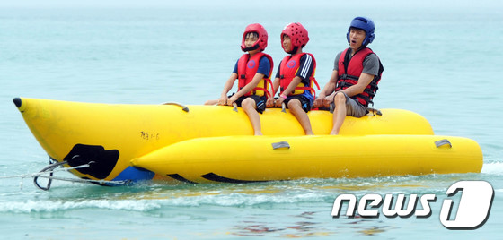 (강릉=뉴스1) 박하림 기자 = 무더위가 기승을 부리는 24일 강원도 강릉시 경포해수욕장을 찾은 관광객들이 보트를 타며 즐거운 시간을 보내고 있다. 2017.6.24/뉴스1