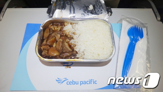 닭 요리 기내식인 '치킨 어도보'. 임유정 독자 제공.© News1
