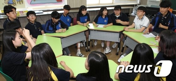 본문 이미지 - 지난 23일 인천 서구 석남중학교에서 학생자치회가 회의를 진행하고 있다. 자치회는 이날 교칙 개정안 가운데 '학교·학급 임원 탄핵' 조항을 점검했다./뉴스1 ⓒ News1 최태용 기자