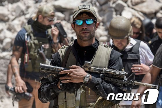 본문 이미지 - 25일(현지시간) 이라크 모술 서부 올드시티 탈환전에 참전한 이라크군. ⓒ AFP=뉴스1