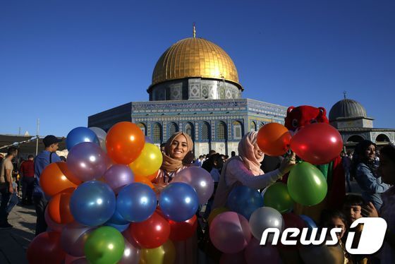 본문 이미지 - 팔레스타인의 이드 알 피트르 기념 행사. ⓒ AFP=뉴스1