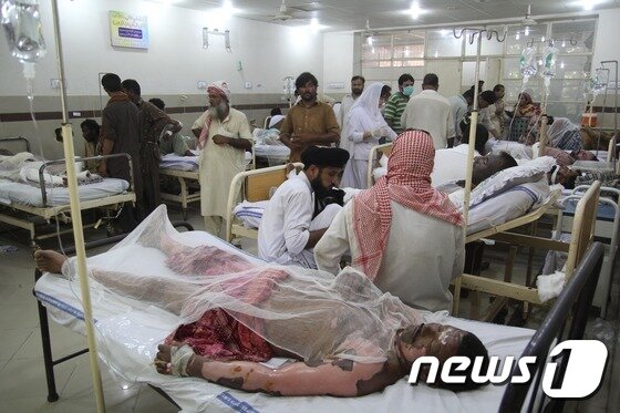 본문 이미지 - 25일(현지시간) 파키스탄 유조차 폭발로 화상을 입은 환자들이 바하왈푸르에서 치료를 받고 있다. ⓒ AFP=뉴스1