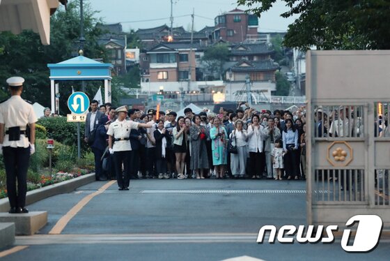 본문 이미지 - 문재인 대통령 부인 김정숙 여사가 26일 저녁 50년 만에 24시간 전면 개방된 청와대 앞 길을 시민들과 함께 산책하고 있다. (청와대제공) 2017.6.26/뉴스1 ⓒ News1 이광호 기자