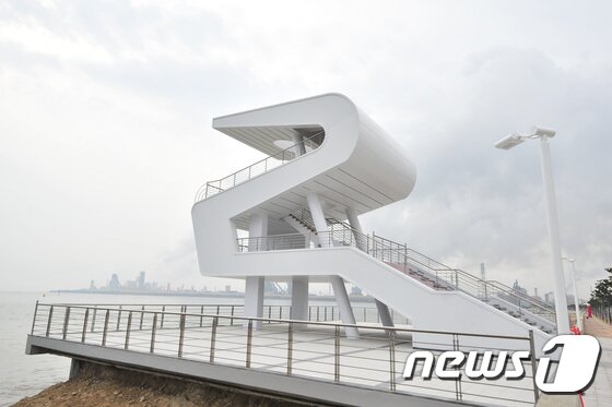 본문 이미지 - 경북 포항시 북구 송도해수욕장 워터폴리(해안정자).  3층 철근콘크리트조로 높이 12.7m, 크기 17m&times;25m, 면적 425㎡로 동해를 향하는 갈매기를 형상화했다.(뉴스1 자료, 제파매 및 DB 금지 )ⓒ News1 최창호 기자