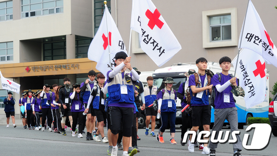 (전주=뉴스1) 문요한 기자 = 전라북도 대학적십자(RCY) 학생들이 27일 오전 전북 전주시 대한적십자사 전라북도지사에서 제11차 향토순례를 시작하고 있다. 대학적십자 회원들의 …