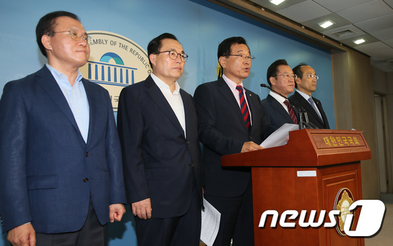 국정기획자문위회의 관련 기자회견하는 이현재 의원