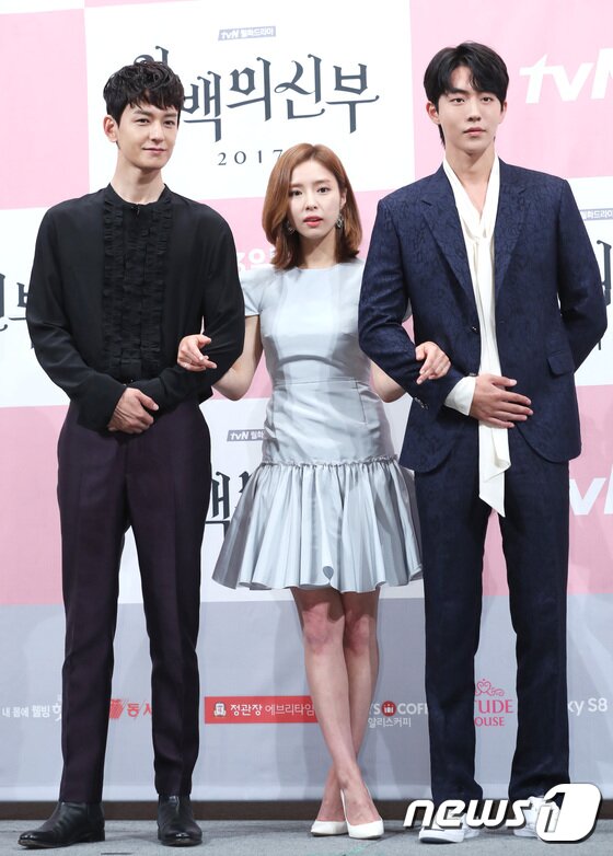 본문 이미지 - 배우 임주환, 신세경, 남주혁(왼쪽부터)이 27일 오후 서울 임피리얼팰리스에서 열린 tvN 새 월화드라마 '하백의 신부 2017' 제작발표회에 참석해 포즈를 취하고 있다. ⓒ News1 권현진 기자