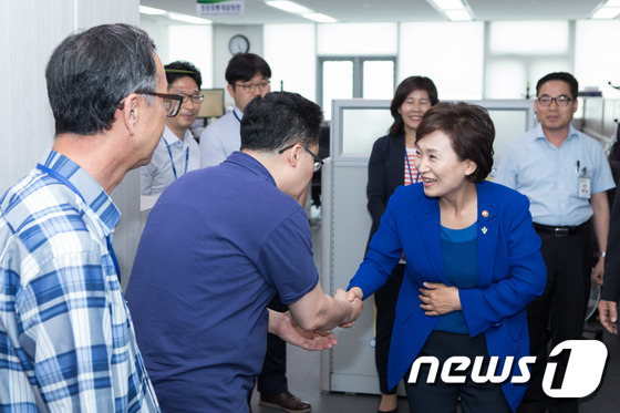 국토부 직원들과 인사 나누는 김현미 장관