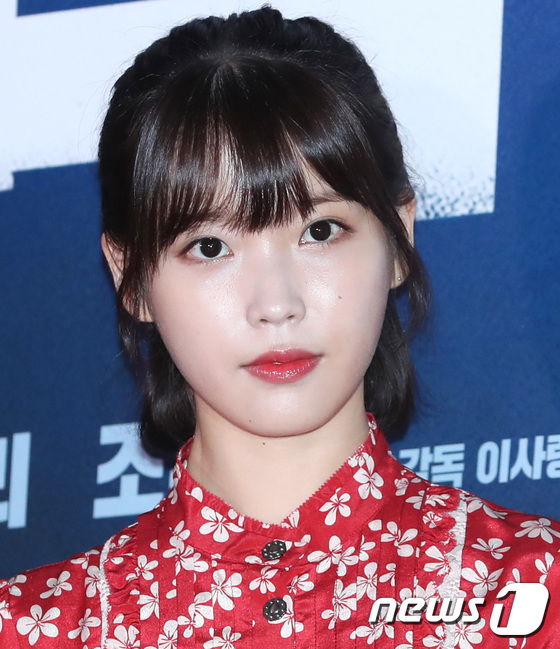 (서울=뉴스1) 권현진 기자 = 가수 아이유가 27일 오후 서울 왕십리cgv에서 열린 영화 ‘리얼’(감독 이사랑) VIP 시사회에 참석해 포즈를 취하고 있다.