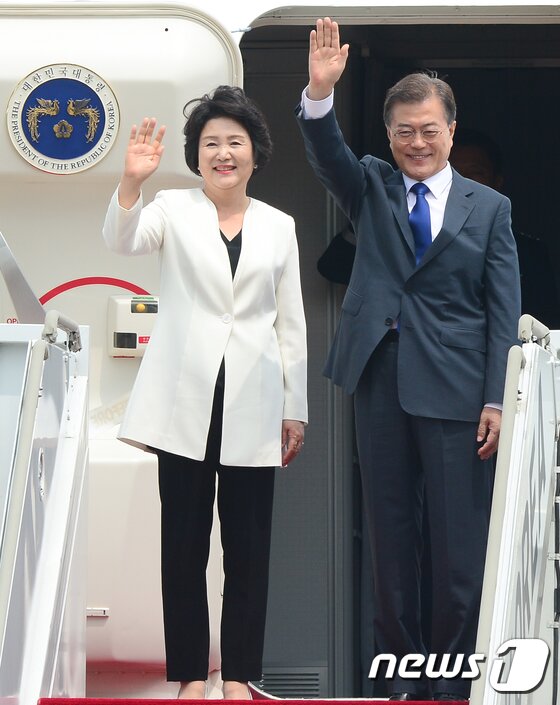 본문 이미지 - 취임 이후 첫 해외 순방길에 오른 문재인 대통령과 김정숙 여사가 28일 경기 성남시 서울공항에서 도널드 트럼프 미국 대통령과의 정상회담 등을 위해 미국으로 출국하며 환송객들을 향해 손을 흔들고 있다. 2017.6.28/뉴스1 ⓒ News1 허경 기자