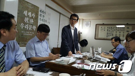 본문 이미지 -  28일 오후 서울 인사동의 한 식당에서 은평역사한옥박물관 관계자들이 기자간담회를 열고 국내 최초의 번역문학 전시인 '세계가 취한 우리문학'을 다음달 개최한다고 밝혔다.  사진 가운데 서 있는 이는 김시업 관장이다ⓒ News1