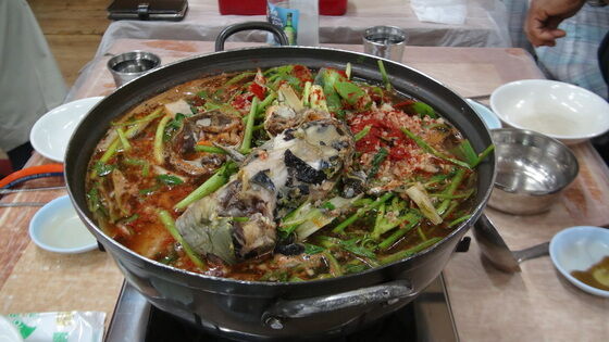 "물에 빠진 고기 안 먹는다는 지인, 입맛 고상한 척…밥맛 떨어져" 갑론을박
