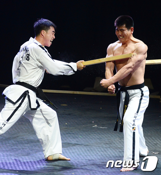 (서울=뉴스1) 임세영 기자 = 국제태권도연맹(ITF) 북한 시범단이 28일 오후 서울 강남구 역삼동 국기원에서 격파 시범을 보이고 있다. 2017.6.28/뉴스1
