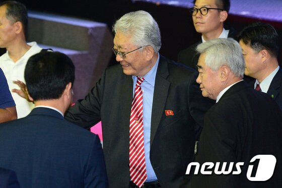 본문 이미지 - 장웅 북한 IOC 위원이 28일 오후 서울 강남구 역삼동 국기원에서 열린 국제태권도연맹(ITF) 북한 시범단의 시범 행사에 참석하고 있다.2017.6.28/뉴스1 ⓒ News1 임세영 기자
