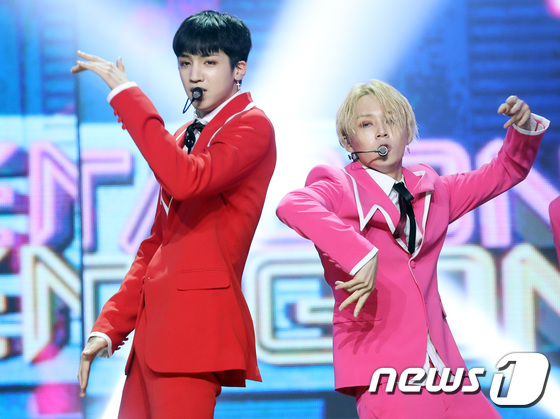 (고양=뉴스1) 권현진 기자 = 펜타곤 정우석, 이던(오른쪽)이 28일 오후 경기도 고양시 일산동구 장항동 MBC드림센터에서 열린 MBC 뮤직 '쇼 챔피언'(쇼챔)에 출연해 화려한 …