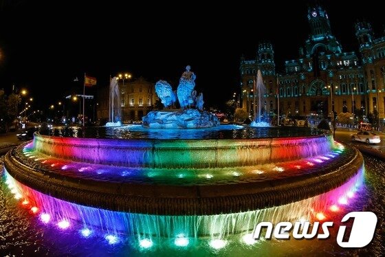 본문 이미지 - 성소수자를 상징하는 무지개 색으로 꾸민 분수대. ⓒ AFP=뉴스1