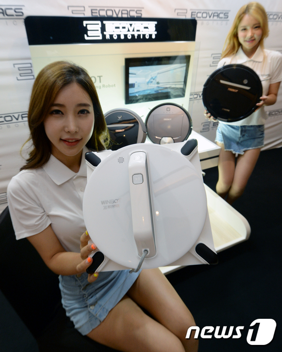 (서울=뉴스1) 오대일 기자 = 글로벌 가전 로봇 브랜드 '에코백스' 모델들이 29일 서울 중구 그린드 앰배서더 서울 호텔에서 자율주행 로봇청소기 '디봇(DEEBOT)' 제품 라인 …