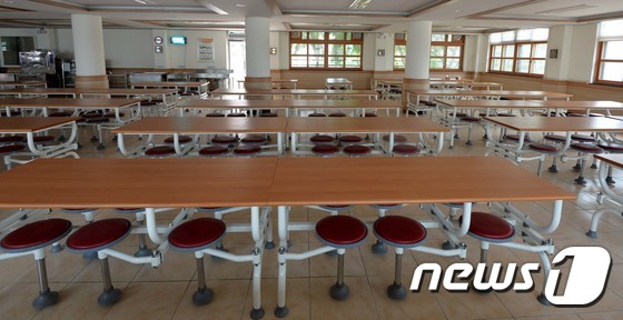 (대전=뉴스1) 주기철 기자 = 학교비정규직노동자들이 29일 총파업에 들어가 대전지역 88개 초·중·고교 급식에 차질이 빚어졌다. 이날 낮 급식이 중단된 대전 대덕구 한 초등학교 …