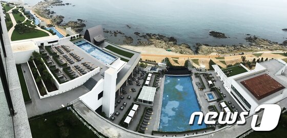 본문 이미지 - 지난 2017년 부산 기장군 동부산 관광단지에 들어선 국내 최대 휴양시설인 '아난티 코브'와 '힐튼 부산' ⓒ News1 여주연 기자