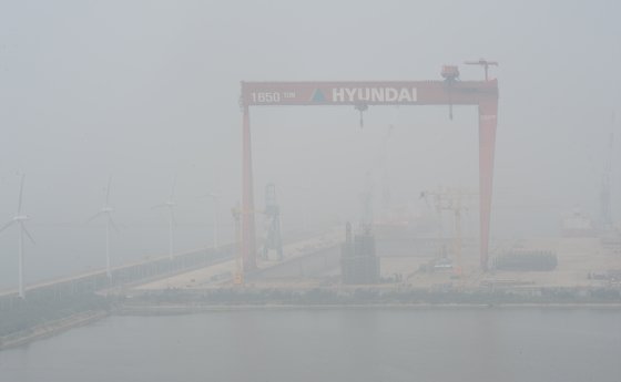 본문 이미지 - 도크 폐쇄를 이틀 앞둔 전북 군산시 현대중공업 군산조선소가 안개에 쌓여 있다. 현대중공업 군산조선소는 오는 7월1일이 되면 최소의 관리인력만을 남기고 모두 떠나게 되어 전북은 큰 경제적 손실을 피할 수 없게 되었다.2017.6.29/뉴스1 ⓒ News1 