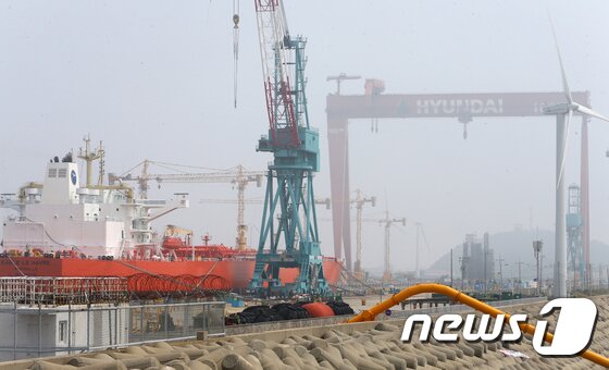 본문 이미지 - 2017년 6월29일 당시 도크 폐쇄를 이틀 앞둔 전북 군산시 현대중공업 군산조선소에서 수주 받은 선박의 마무리 작업이 진행되고 있다. 2017.6.29/뉴스1 ⓒ News1 문요한 기자