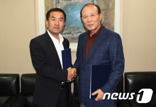 본문 이미지 - 신동일 중국 랑시그룹 회장(왼쪽) 김욱 아가방앤컴퍼니 전 회장.  2014년 10월 랑시코리아가 아가방앤컴퍼니 최대주주로 올라섰다..ⓒ News