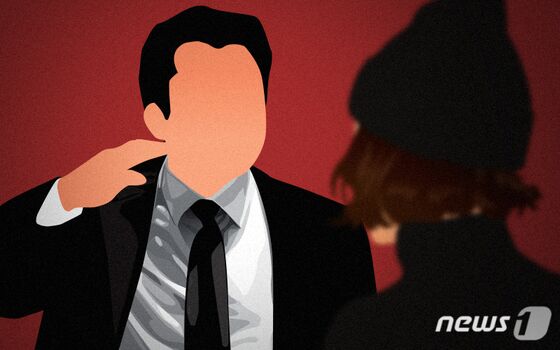 초등 담임에 수첩 던진 학부모 "나도 공무원…사람 말려 죽이는 법 안다"