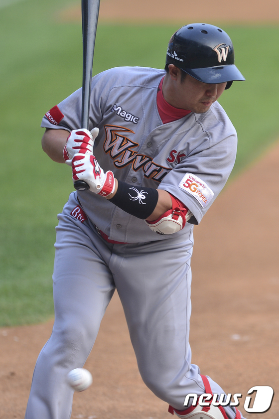 (서울=뉴스1) 신웅수 기자 = 29일 오후 서울 잠실야구장에서 열린 2017 프로야구 타이어뱅크 KBO 리그 두산 베어스와 SK 와이번스의 경기 1회초 SK 공격 1사 1루 상황 …