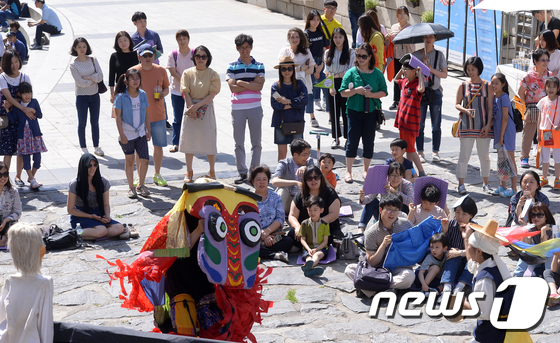 (서울=뉴스1) 김명섭 기자 = 3일 오후 서울 청계천 광통교에서 열린 스토리텔링 전통인형극 '날아라 이시미' 공연에서 시민들이 즐겁게 관람을 하고 있다. 이 공연은 3일부터 7월 …