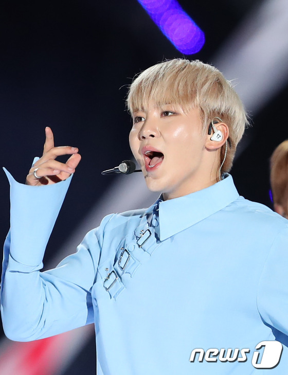 (서울=뉴스1) 권현진 기자 = 세븐틴 승관이 3일 오후 서울 상암 월드컵경기장에서 열린 ‘2017 사랑한다 대한민국 드림콘서트’에 출연해 화려한 공연을 선보이고 있다.