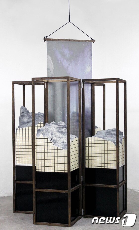 본문 이미지 - 최하늘, 입체병풍(No.3)_건조한 곳, 사막의 돌과 채집된 밤 풍경, (병풍 하나 크기)45x45x170(cm), (족자의 크기)64x200(cm), 2017 (서울시립미술관 제공) ⓒ News1