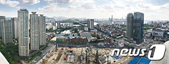 본문 이미지 - 단지가 들어서는 부지 전경. 용산민족공원을 앞에두고 있으며 각종 개발호재로 관심이 높아지고 있다. ⓒ News1