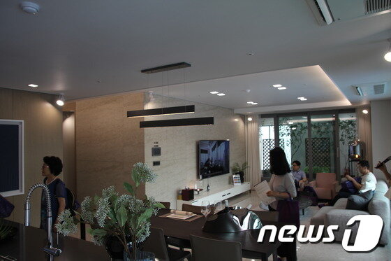 본문 이미지 - 일반 분양물량 가운데 가구수가 가장 많은 전용 114㎡A. 명품 가구와 천연 대리석 시공으로 고급스러움을 강조했다.ⓒ News1