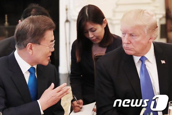 본문 이미지 - 문재인 대통령이 29일(현지시간) 미국 워싱턴 백악관에서 트럼프 미국 대통령과 만나 대화를 하고 있다.(청와대) 2017.6.30/뉴스1 ⓒ News1 이광호 기자