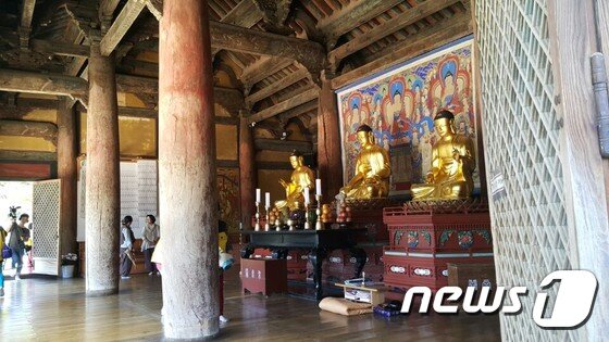 본문 이미지 - 수덕사 대웅전 내부ⓒ News1