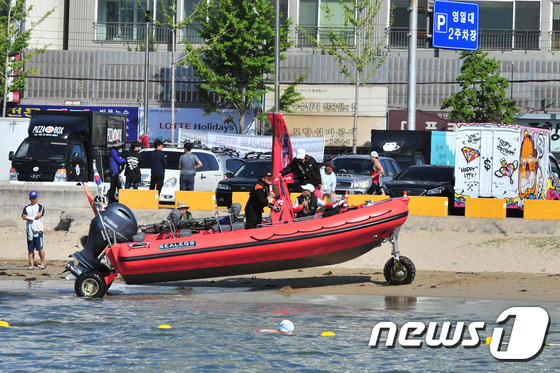 (포항=뉴스1) 최창호 기자 = 경북 포항시 해양구조협회 대원들이 4일 수륙양용보트를 타고 북구 영일대해수욕장에서 열린 제5회 포항시장배 전국 철인 3종경기에 출동해 선수들의 안전 …