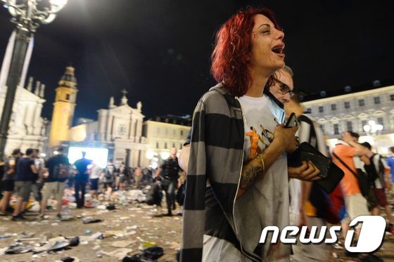 이탈리아 토리노의 광장에서 3일(현지시간) 벌어진 '테러 오인' 대피소동으로 인해 세리에 명문 구단 '유벤투스'의 현지 팬들이 1000여명 부상했다. © AFP=뉴스1