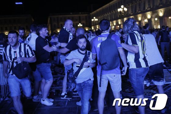 토리노의 광장에 모인 유벤투스 팬들이 공포에 질린 모습. © AFP=뉴스1