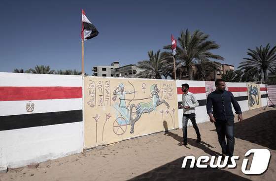 본문 이미지 - 가자지구를 지나는 팔레스타인 주민들의 모습. ⓒ AFP=뉴스1