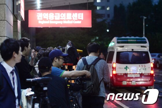 본문 이미지 - 대마초를 피운 혐의로 적발된 빅뱅 멤버 탑(최승현)이 6일 오후 자대 내에서 의식을 잃은 채로 발견돼 후송된 서울 양천구 이대목동병원 앞에 취재진이 대기하고 있다. 최 씨는 이날 오전 서울 양천구 4기동단 숙소에서 의식불명 상태로 발견됐다. 경찰 관계자는 "4기동단 직원에 의하면 자고있는 탑을 깨웠는데 일어나지 않아서 병원에 후송했다＂며 ＂평소에 먹던 신경안정제를 조금 과다복용한 상태인 것 같다＂고 밝혔다. 2017.6.6/뉴스1 ⓒ News1 민경석 기자